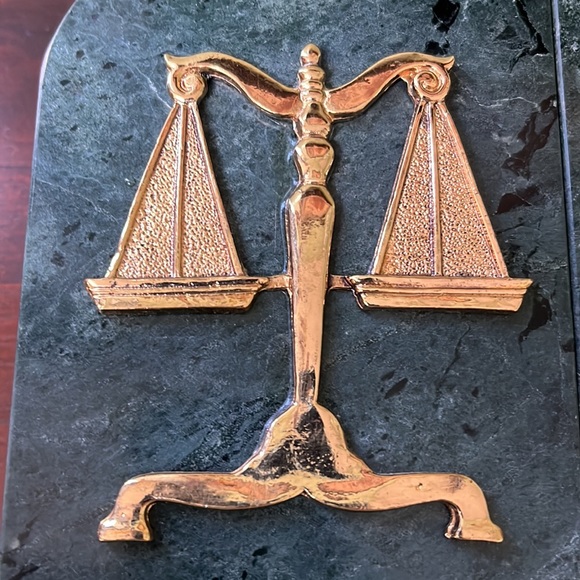 Green Marble Bookends with Gold Plated Scales of Justice - Picture 3 of 10